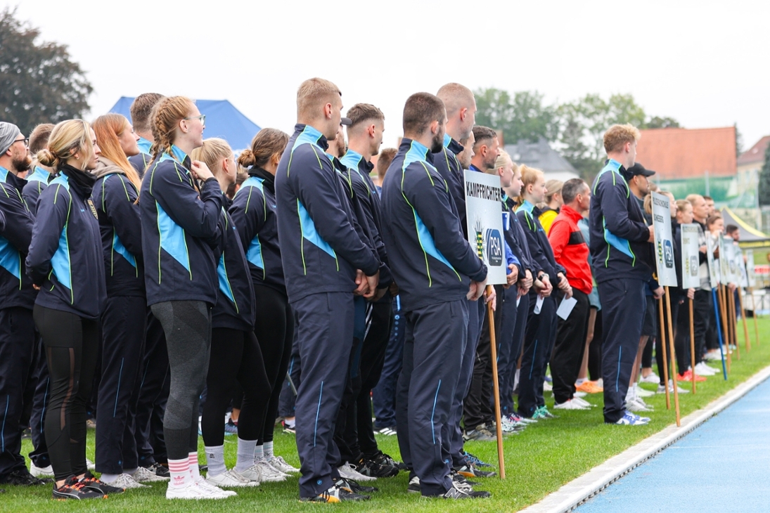 Aufstellung der Sportlerinnen und Sportler, die an der 15. Polizeilandesmeisterschaft Leichtathletik teilnehmen