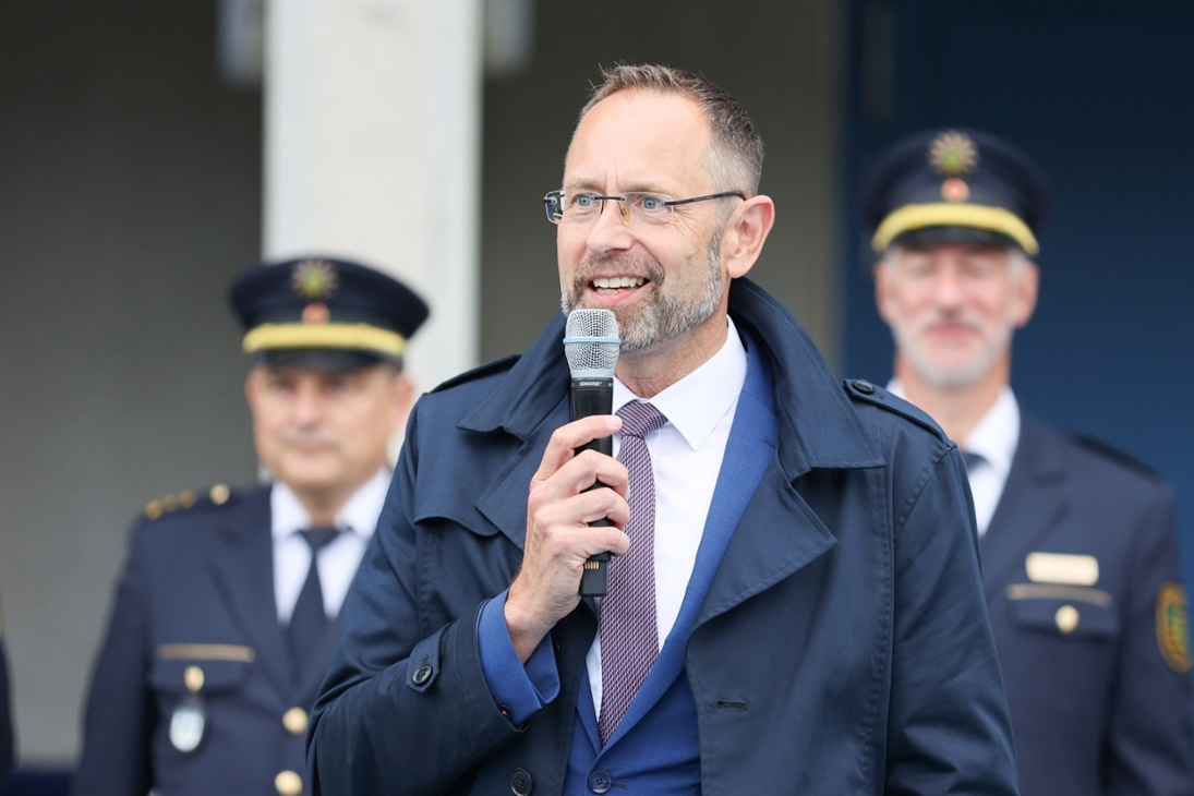 Rektor Dirk Benkendorff begrüßt die Sportlerinnen und Sportler zur 15. Polizeilandesmeisterschaft Leichtathletik