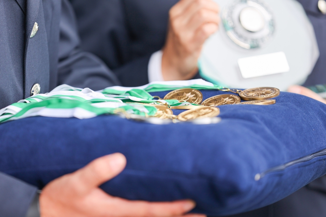 Gold-, Silber- und Bronzemedaillen der Polizei Sachsen, die den Podestplatzierten der 15. Polizeilandesmeisterschaft Leichtathletik ausgereicht werden.