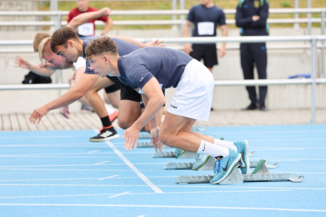 Der Startschuss ist gefallen, die Sportler pressen sich aus dem Startblock und gehen auf die 100 Meter Sprintdistanz.