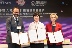 Foto: Wissenschaftsminister Sebastian Gemkow, TSMC Senior-Vice-President Lora Ho  und die Rektorin der TU Dresden, Prof. Dr. Ursula Staudinger, stehen lächelnd auf einer Pressekonferenz-Bühne und zeigen eine zuvor unterzeichnete Vereinbarung zum Semiconductor Talent Incubation Program bei TSMC in Taichung.