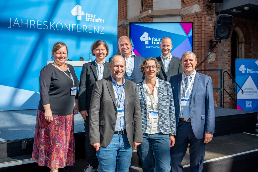 4transfer-Team der HSF Meißen v.l.n.r. Frau Prof. Dr. Lubk, Frau Wolf, Herr Prof. Dr. Jokisch, Herr Petersen, Frau Prof. Dr. Härtling und Rektor Prof. Dr.  Nolden. oben rechts Stephan Meschke von der TU Bergakademie Freiberg