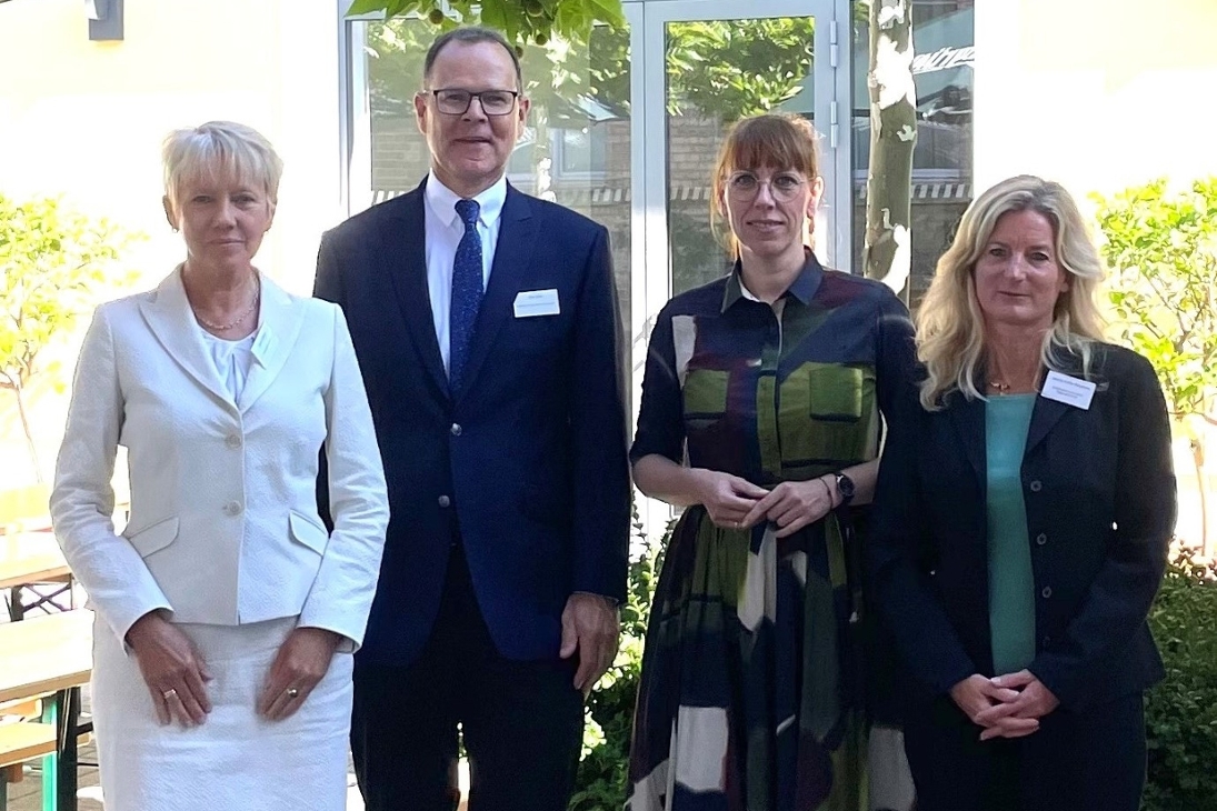 von links nach rechts: Inken Gallner, Präsidentin BAG, Dirk-Eberhard Kirst, Präsident Sächs. LAG, Katja Meier, Staatsministerin SMJusDEG, Sandra Kothe-Woywode, Regionalleiterin Ost DGB Rechtsschutz GmbH