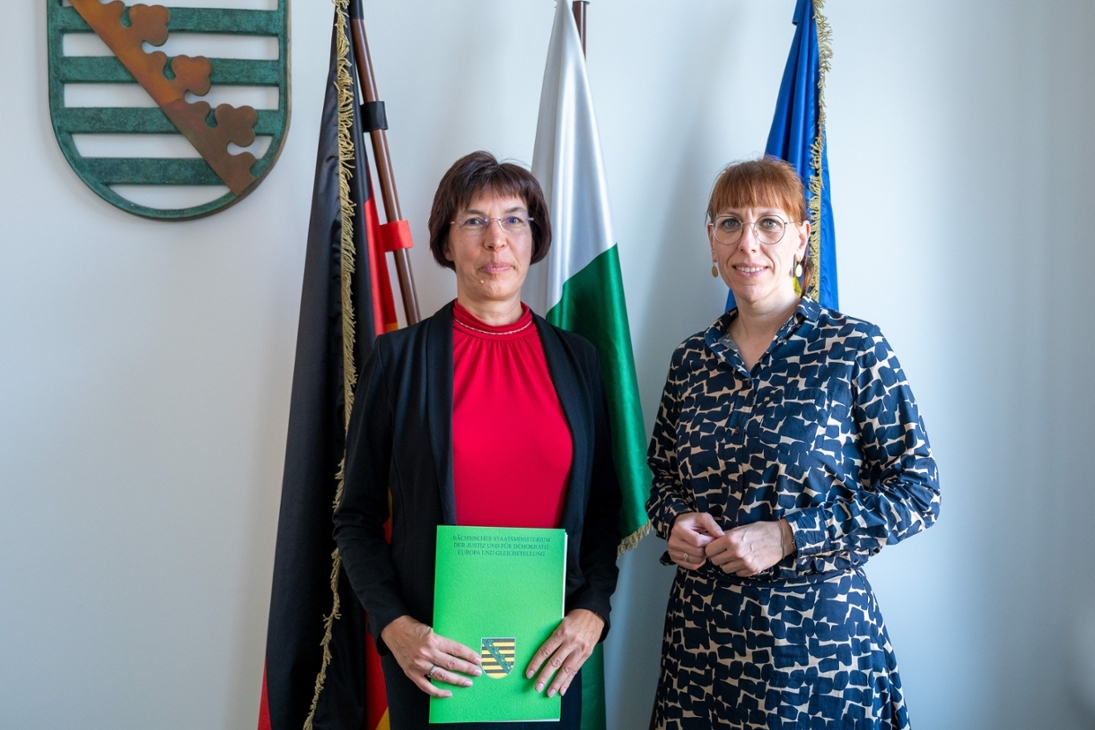 v.l.n.r.: Katrin Schmidt und Justizministerin Katja Meier