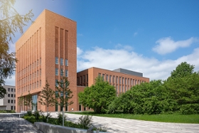 Foto: Außenansicht des neuen Hörsaal- und Bibliotheksgebäudes der TU Bergakademie Freiberg