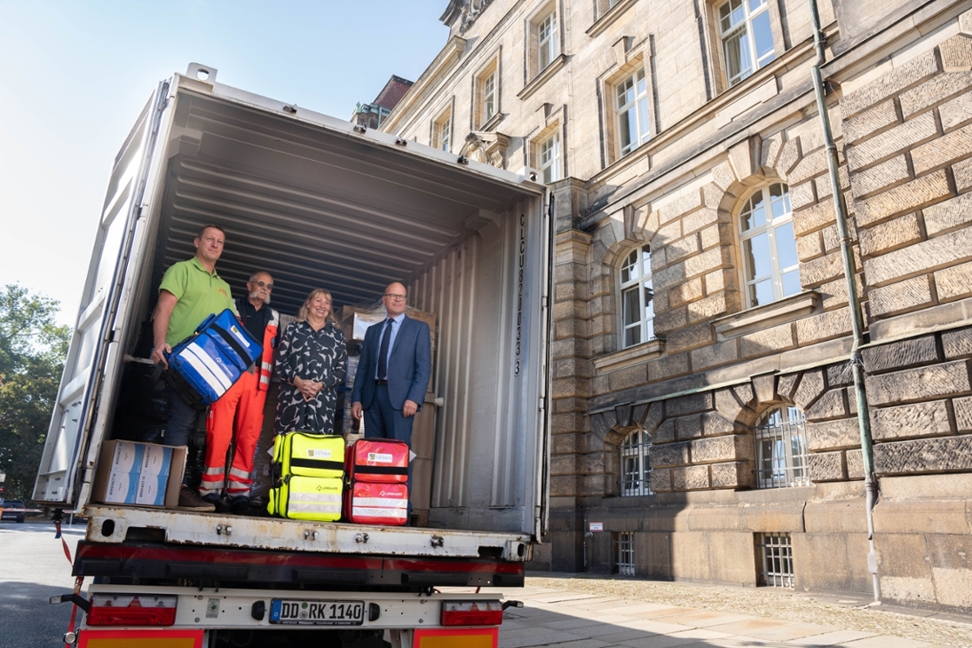 Gesundheitsministerin Petra Köpping und Staatskanzleichef Oliver Schenk haben heute einen ersten LKW mit Hilfsgütern auf den Weg in die Ukraine geschickt.