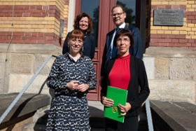 Foto: Frau Direktorin des Arbeitsgerichts Bautzen Katrin Schmidt im Rahmen der Urkundenübergabe mit Frau Justizministerin Katja Meier, Frau Abteilungsleiterin I Dr. Nadja Anders sowie Herrn Präsidenten des Landesarbeitsgerichts Kirst