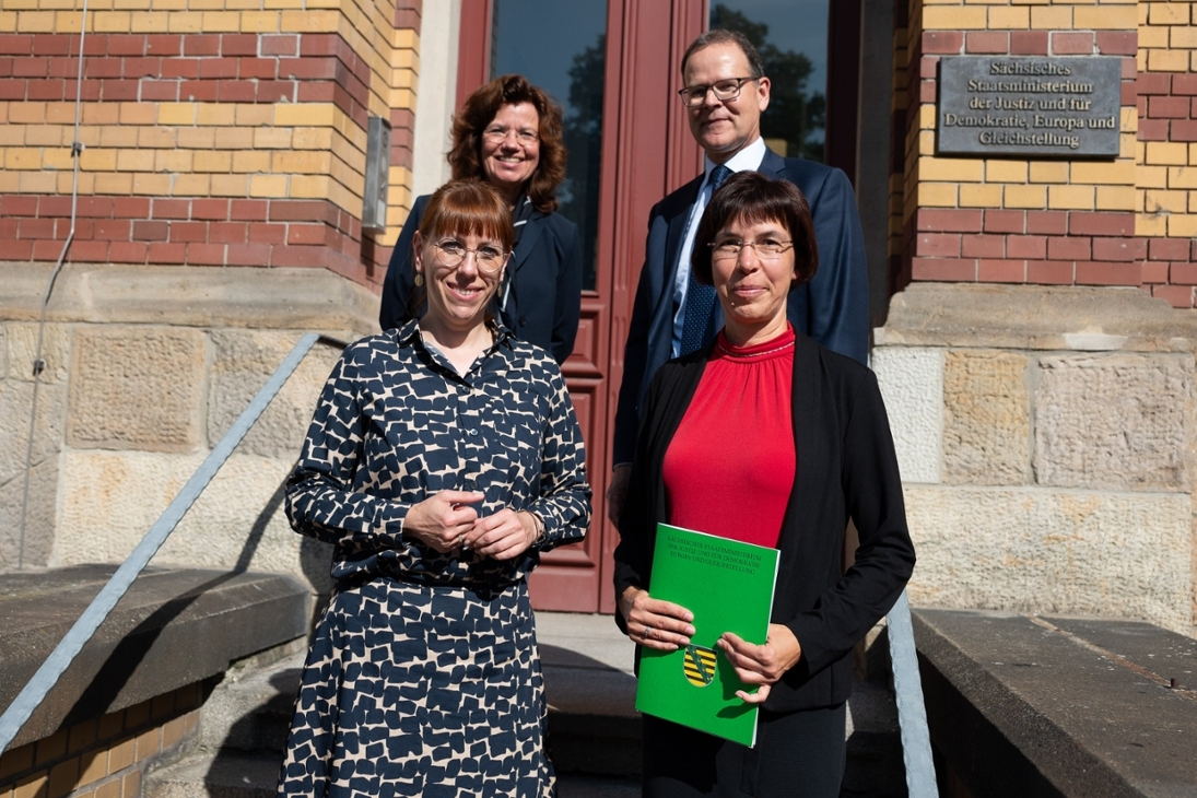 Frau Direktorin des Arbeitsgerichts Bautzen Katrin Schmidt im Rahmen der Urkundenübergabe mit Frau Justizministerin Katja Meier, Frau Abteilungsleiterin I Dr. Nadja Anders sowie Herrn Präsidenten des Landesarbeitsgerichts Kirst