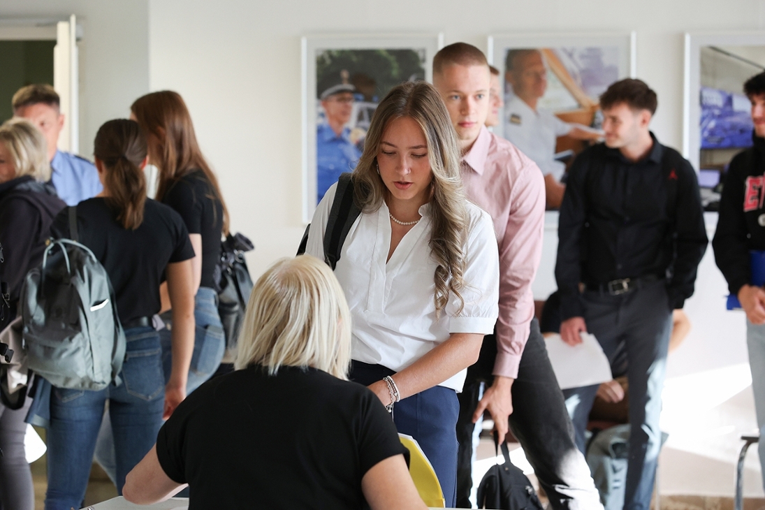 Eine Studierende meldet sich am ersten Tag an der Hochschule der Sächsischen Polizei (FH) zum Dienst und erhält ihre Personalunterlagen.