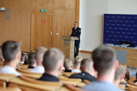 Foto: Prorektor Hanjo Protze begrüßt die Studierenden des 31. Bachelorjahrgangs in der Aula der Hochschule der Sächsischen Polizei (FH) am Campus Bautzen am Tag ihrer Einstellung.