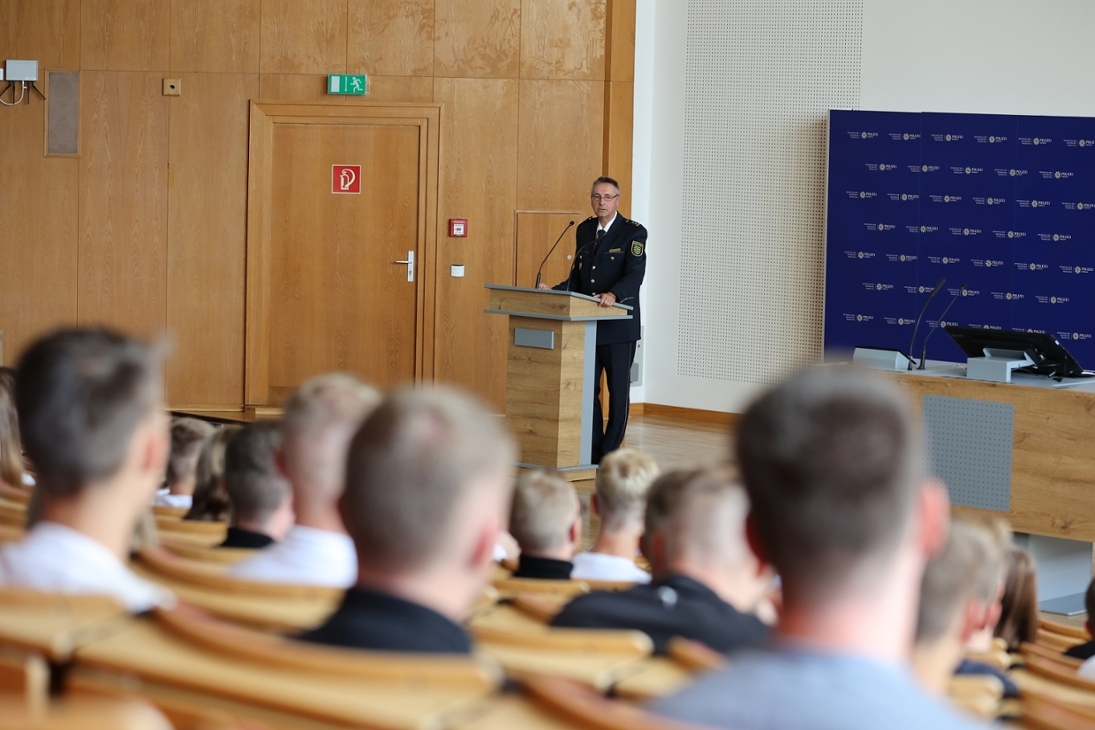 Prorektor Hanjo Protze begrüßt die Studierenden des 31. Bachelorjahrgangs in der Aula der Hochschule der Sächsischen Polizei (FH) am Campus Bautzen am Tag ihrer Einstellung.