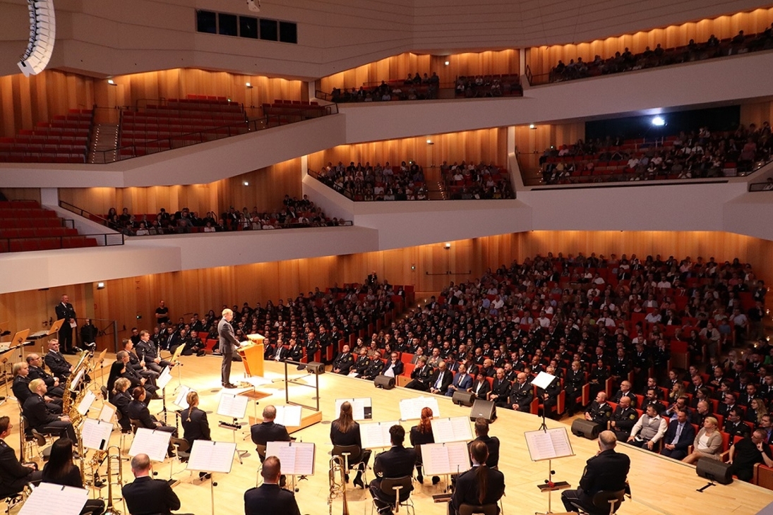 Blick auf die Bühne im Kulturpalast Dresden. Das Polizeiorchester Sachsen und Staatssekretär Dr. Frank Pfeil
