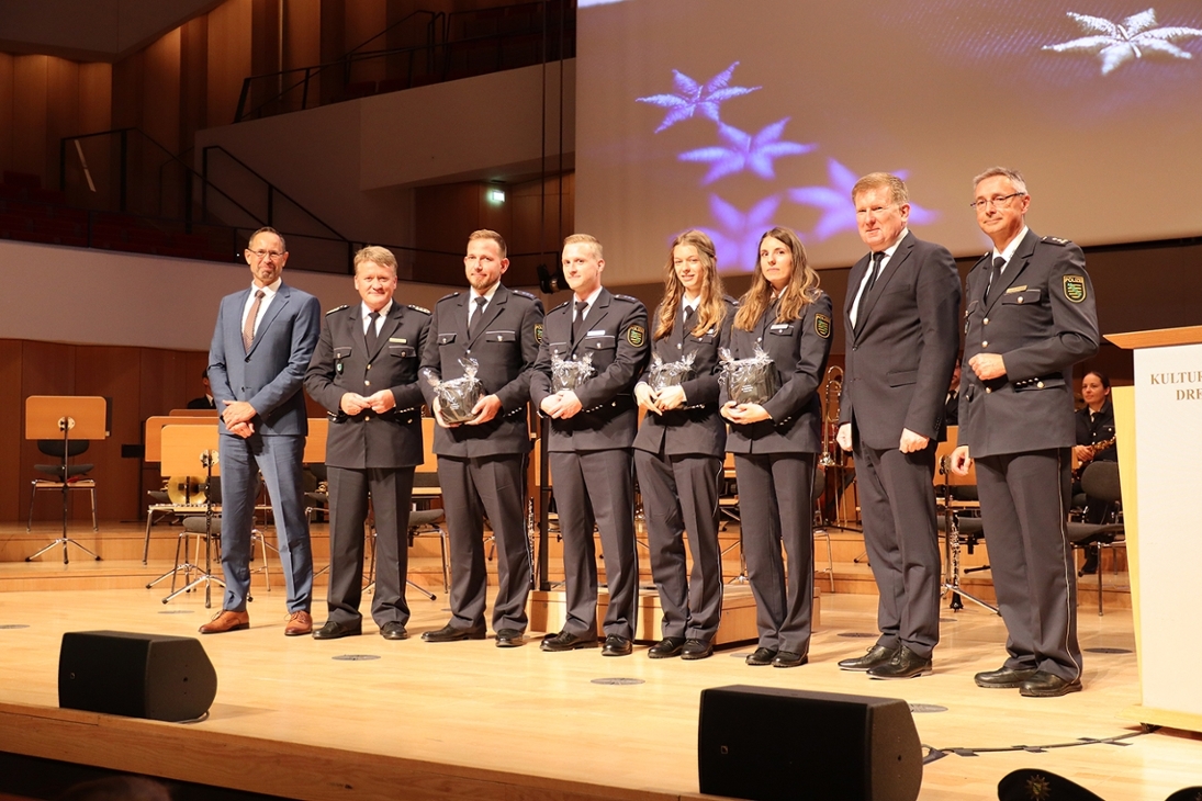 Staatssekretär Dr. Frank Pfeil, Landespolizeipräsident Jörg Kubiessa, Rektor Dirk Benkendorff und Prorektor Hanjo Protze zeichnen die beste Absolventin im Vorbereitungsdienst Computer- und Internetkriminalitätsdienst sowie die drei besten Studierenden des 28. Bachelorjahrgangs aus.
