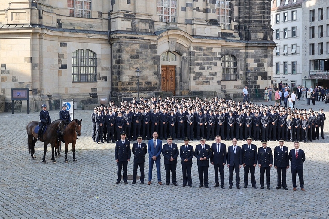 Staatssekretär Dr. Frank Pfeil, Landespolizeipräsident Jörg Kubiessa und alle Dienststellenleiter der Polizei Sachsen oder deren Vertreter mit den Absolventinnen und Absolventen des 28. Bachelorstudienjahrganges und des 8. Jahrgangs im Vorbereitungsdienst Computer- und Internetkriminalitätsdienst vor der Frauenkirche in Dresden.