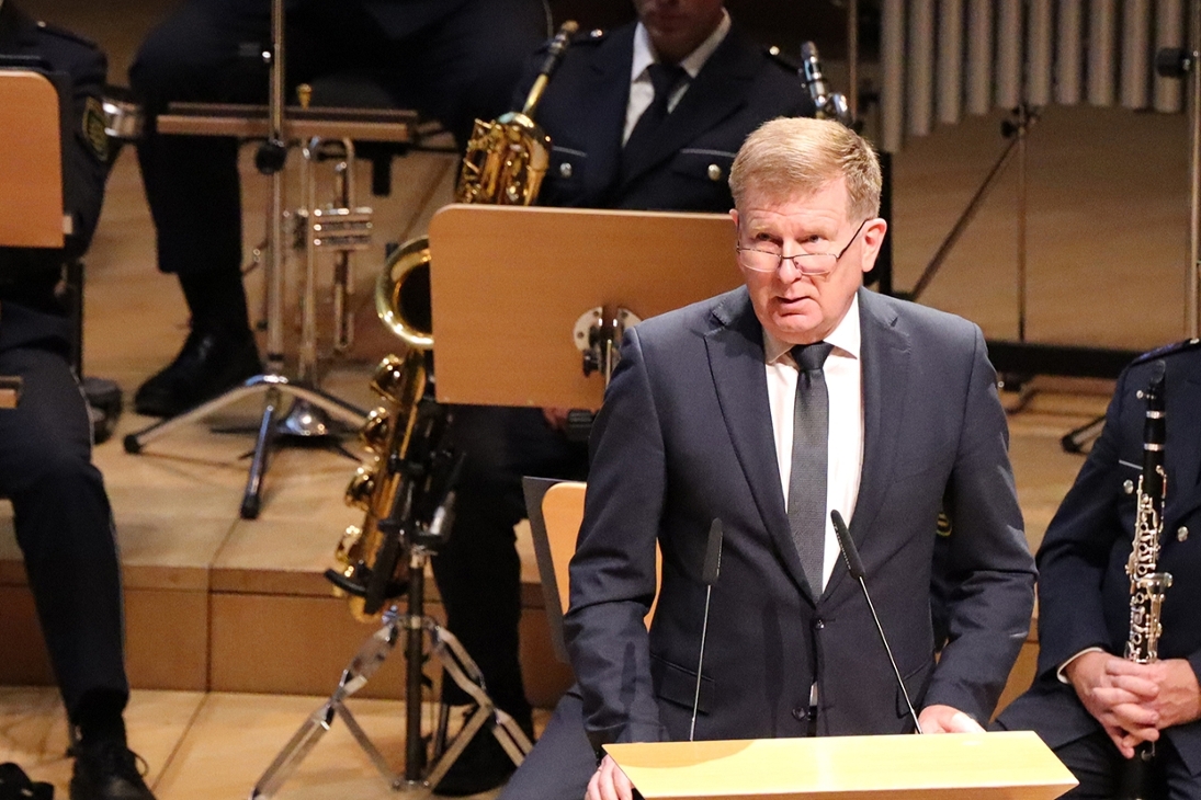Staatssekretär Dr. Frank Pfeil spricht die Festrede anlässlich der Ernennung der Kommissarinnen und Kommissare.