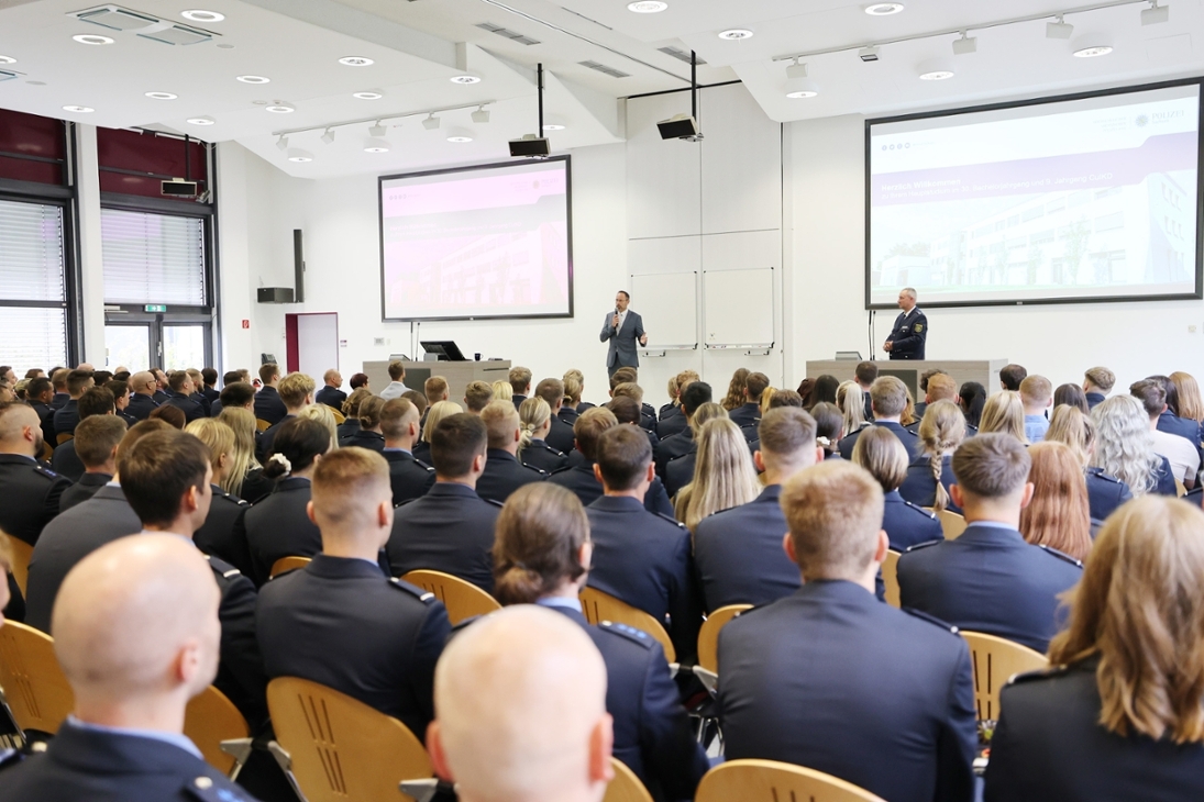 Mit 229 Studierenden war das Audimax der Hochschule der Sächsischen Polizei (FH) am Campus Rothenburg sehr gut gefüllt.