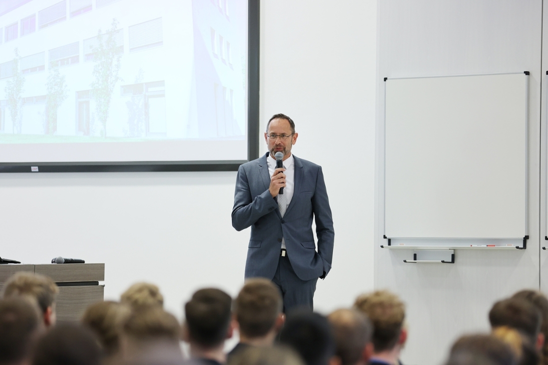 Rektor Dirk Benkendorff begrüßt die Studierenden des 30. Bachelorjahrgangs zum Beginn des Hauptstudiums am Campus Rothenburg