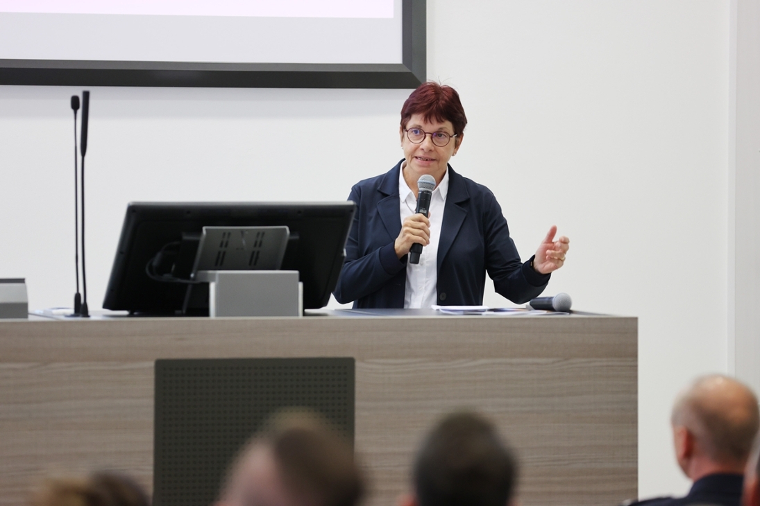 Kanzlerin Karin Hollstein begrüßt die neuen Studierenden des 30. Jahrgangs am ersten Tag des Hauptstudiums am Campus Rothenburg