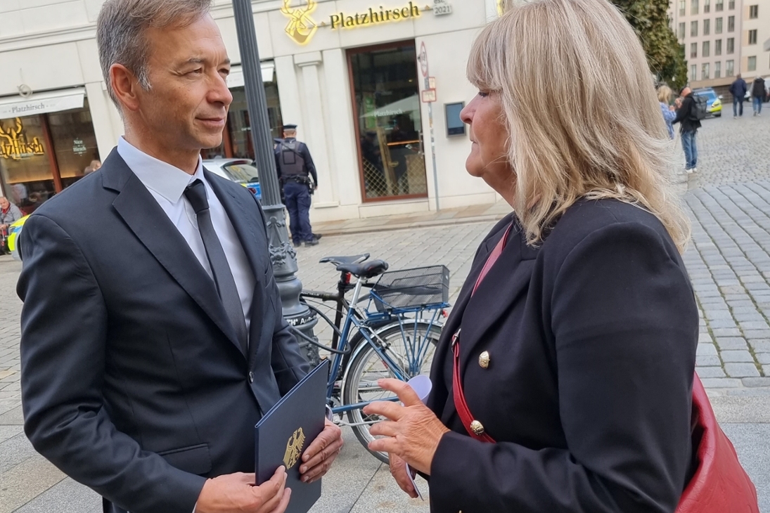 Opferbeauftragte Iris Kloppich und Bundesopferbeauftragter, Pascal Kober, MdB lassen den Tathergang und die gemeinsame Opferarbeit nach dem Messerangriff am 4. Oktober 2020 Revue passieren.