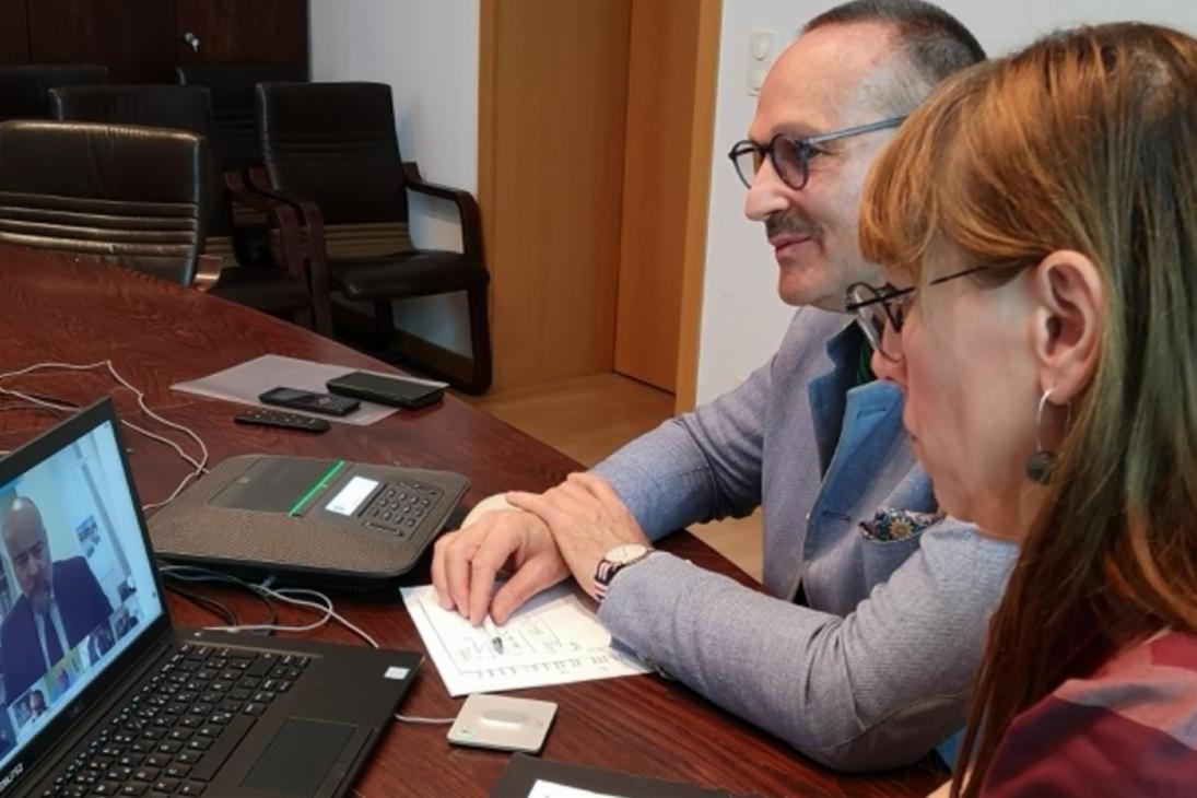 Europaministerin Katja Meier gemeinsam mit dem Leiter des Verbindungsbüros Uwe Behnisch in der Videokonferenz mit dem Vizemarschall der Wojewodschaft Niederschlesien Michał Bobowiec