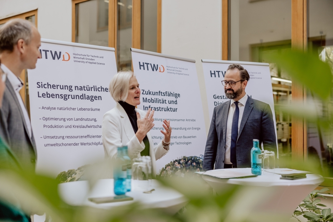 Wissenschaftsminister Sebastian Gemkow besuchte heute im Rahmen einer Pressetour zum Thema Nachhaltigkeit die HTW Dresden. Im Foto: Rektorin Prof. Katrin Salchert