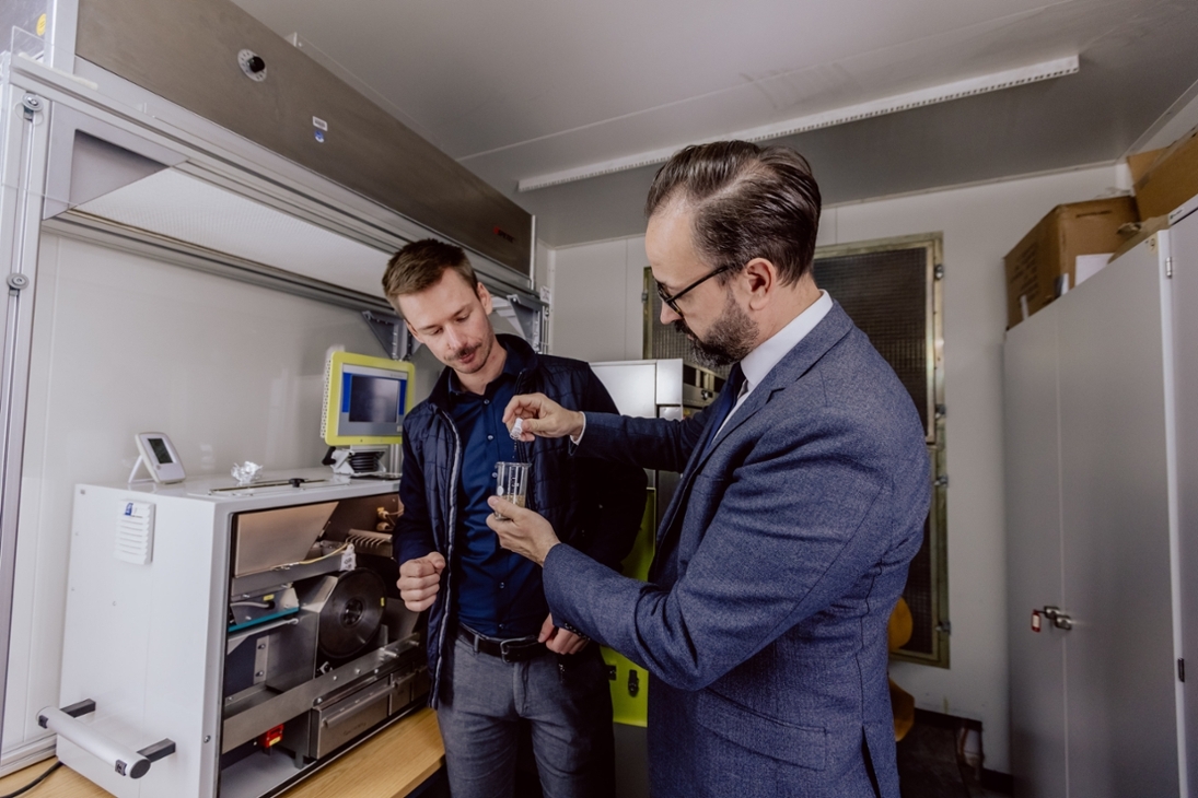 Im Chemielabor zeigte Lucas Kurzweg, wie Mikroplastikpartikel in Sedimentproben aus Elbe und Neiße schneller und kostengünstiger erkannt werden können und wie diese Nachweismethode zukünftig den Umweltschutz in Sachsen unterstützen kann.