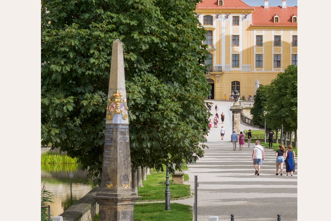 Die Abbildung ist für Veröffentlichungen in diesem Zusammenhang rechtefrei und unter Angabe der Quelle verwendbar: 
Moritzburg, die westliche der beiden kursächsischen Distanzsäulen, 1730 zur prunkvollen Ausschmückung der Schlossauffahrt errichtet, Wappenteil und Spitz nach Unfällen nachgebildet, seit der Restaurierung 2007 wieder am originalen Standort (Foto: LfD Sachsen, Sven Köhler, 2023).
