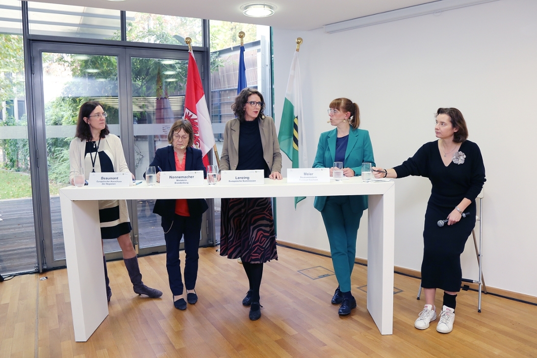 Gleichstellungs- und Europaministerin Katja Meier und Ursula Nonnemacher, Brandenburger Ministerin für Soziales imPodiumsgespräch mit Katja Lenzing, stellvertretende Referatsleiterin in der Generaldirektion Justiz und Verbraucher der Europäischen Kommission und Rachel Lancry Beaumont, Referatsleiterin der Fachkommission COTER des Europäischen Ausschuss der Regionen.