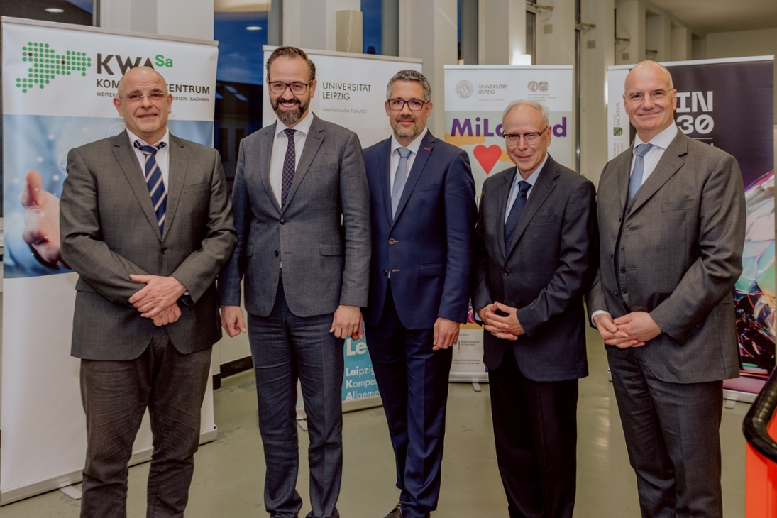 v.l.n.r.: Dekan Prof. Dr. Ingo Bechmann, Wissenschaftsminister Sebastian Gemkow, Institutsdirektor Prof. Dr. Markus Bleckwenn, Med. Vorstand Prof. Dr. Christoph Josten, Landesärztekammer- Präsident Erik Bodendiek
