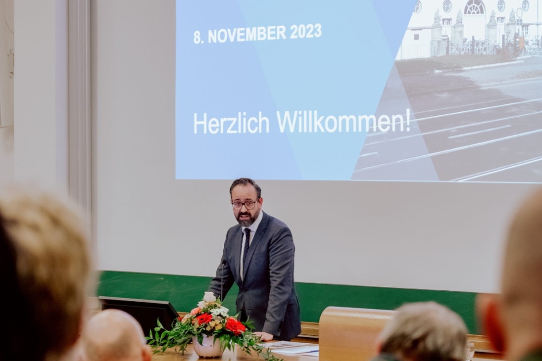 Wissenschaftsminister Sebastian Gemkow spricht zur Feiern anlässlich der Institutsgründung vor geladenen Gästen im kleinen Hörsaal
