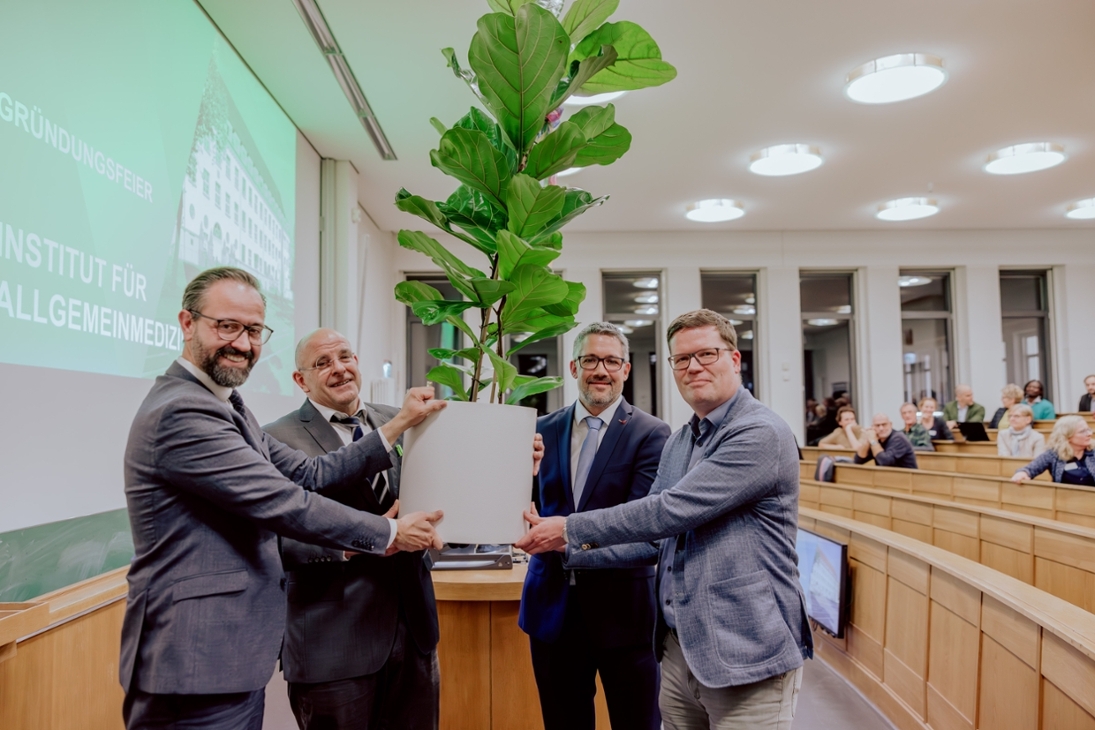 Wissenschaftsminister Sebastian Gemkow und der Dekan der Medizinischen Fakultät, Prof. Ingo Bechmann gratulierten zur Gründung des Instituts für Allgemeinmedizin mit einem symbolischen Bäumchen und wünschten stetiges Wachstum und gute Entwicklung. Personen (v.l.n.r.): Wissenschaftsminister Sebastian Gemkow, Prof. Ingo Bechmann, Direktor und stelv. Direktor des Instituts für Allgemeinmedizin Prof. Markus Bleckwenn und Dr. Stefan Lippmann