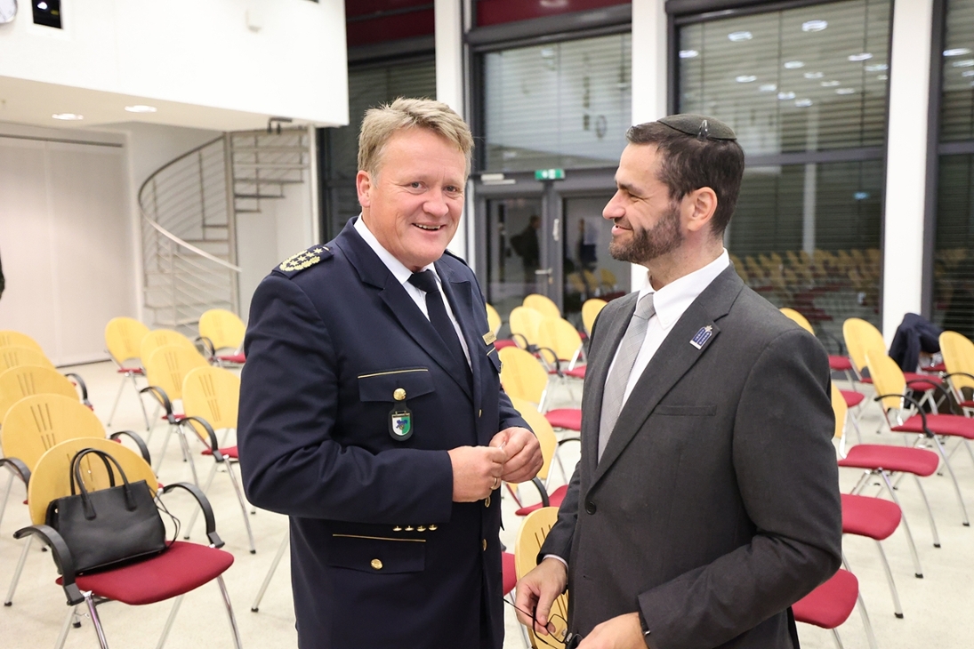 LPP Jörg Kubiessa und Landesrabbiner Zsalt Balla im Gespräch im Audimax der Hochschule der Sächsischen Polizei (FH) am Campus Rothenburg