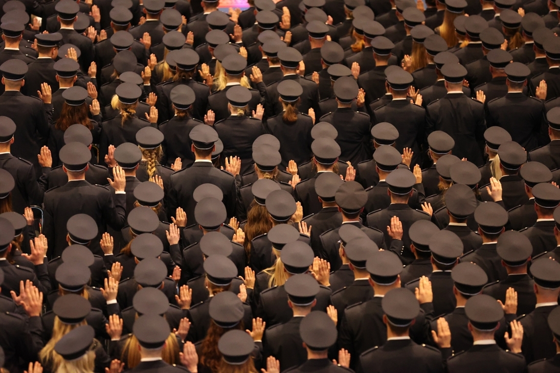 Auszubildende und Studierende der Polizei Sachsen werden vereidigt.