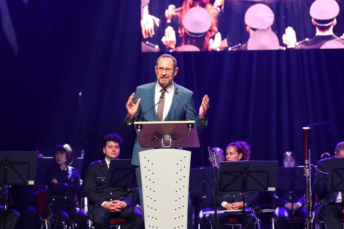 Rektor Dirk Benkendorff begrüßt die Gäste zur Vereidigung.