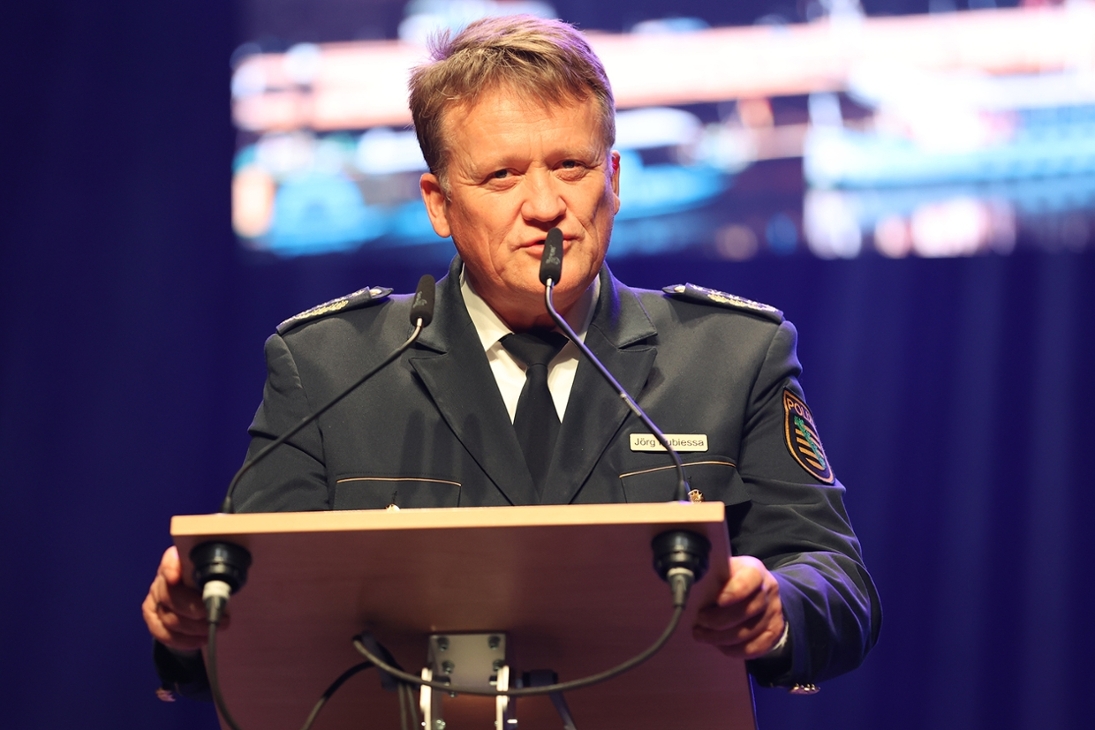 Landespolizeipräsident Jörg Kubiessa begrüßt die Gäste der Vereidigung in der Messe Chemnitz.