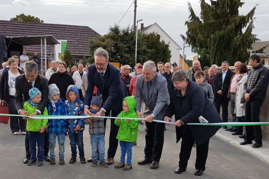 Banddurchschnitt im Rahmen der feierlichen Verkehrsfreigabe der Staatsstraße 107 in Radibor. 
v.l.n.r.: Landrat Michael Harig, Staatssekretär Stefan Brangs, Bürgermeister Vinzenz Baberschke, Doris Drescher, Präsidentin des Sächsischen Landesamtes für Straßenbau und Verkehr