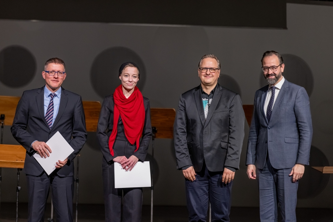 Preisträger Prof. Dr. Torsten Gonschorek von der HTW Dresden, Dr. Sylvia Jurchen von der TU Chemnitz und Olaf Katzer von der Hochschule für Musik Dresden (v.l.) mit Wissenschaftsminister Sebastian Gemkow.