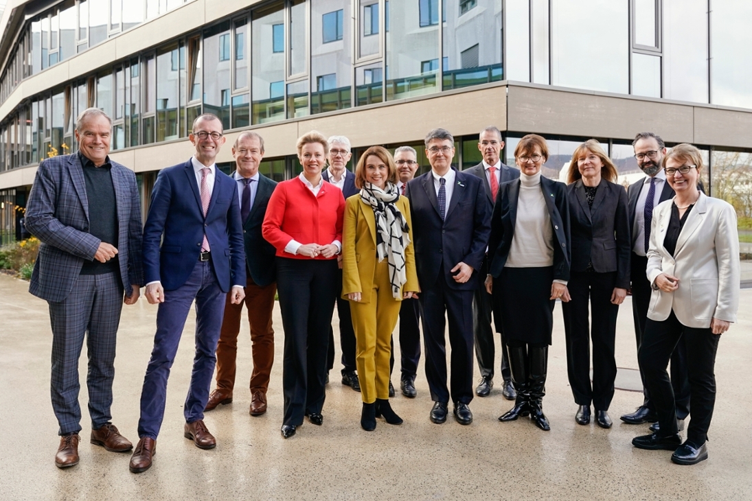 Bundesforschungsministerin Bettina Stark-Watzinger, die Wissenschaftsministerin des Landes Baden-Württemberg, Petra Olschowski, die Wissenschaftsministerin des Landes Nordrhein-Westfalen, Ina Brandes, der Wissenschaftsminister des Freistaates Sachsen, Sebastian Gemkow, sowie Heidelbergs Oberbürgermeister Eckart Würzner wurden herzlich am Nationalen Centrum für Tumorerkrankungen (NCT) Heidelberg empfangen.