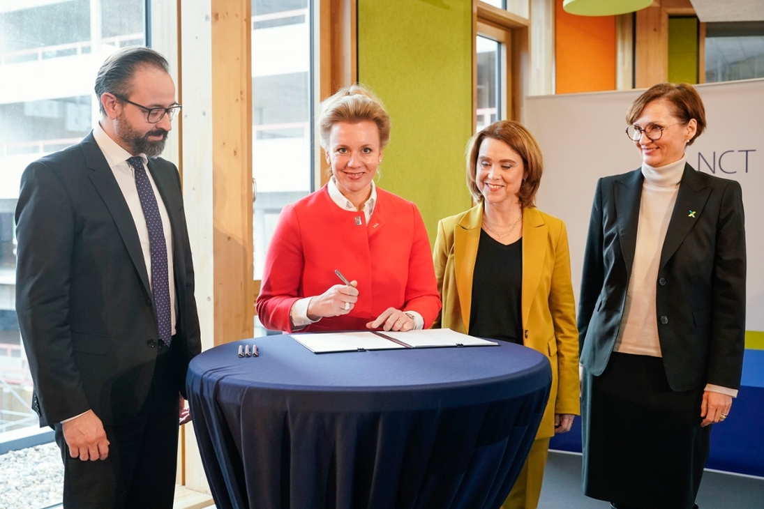 Bei der Unterzeichnung der Bund-Ländervereinbarung zum Ausbau des NCT: v.l.n.r.: der Wissenschaftsminister des Freistaates Sachsen, Sebastian Gemkow, die Ministerin für Kultur und Wissenschaft des Landes Nordrhein-Westfalen, Ina Brandes, die Ministerin für Wissenschaft, Forschung und Kunst des Landes Baden-Württemberg, Petra Olschowski, die Bundesministerin für Bildung und Forschung, Bettina Stark-Watzinger