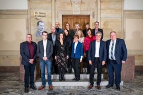 Foto: Die Mitglieder der Normenkontrollräte aus Baden-Württemberg, Bayern, Sachsen und Thüringen sowie der Clearingstellen aus Niedersachsen und Nordrhein-Westfalen bei ihrem Treffen in Dresden.