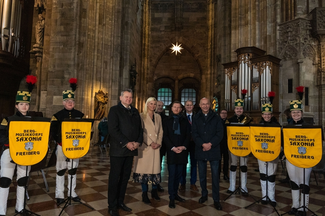 Übergabe eines Herrnhuter Sterns durch Ministerpräsident Michael Kretschmer und Oskar Scholz, Geschäftsführer der Herrnhuter Sternemanufaktur, an den Dompfarrer des Stephansdoms Toni Faber