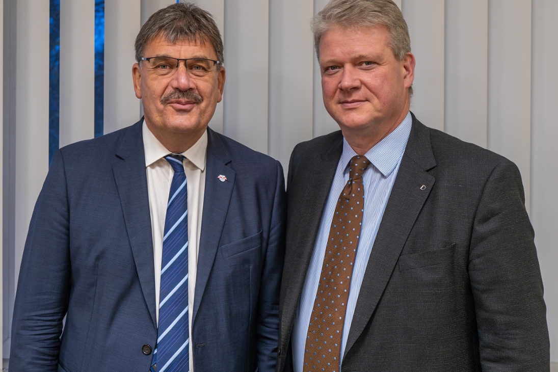 Übergabe der Amtsgeschäfte durch den Präsidenten des LaSuB Herrn Ralf Berger (links) an den neuen Standortleiter Herrn Michael Salomon (rechts).