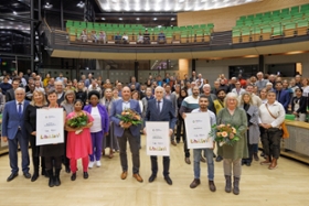 Foto: Gruppenfoto mit den Preisträgern des Sächsischen Integrationspreises 2023