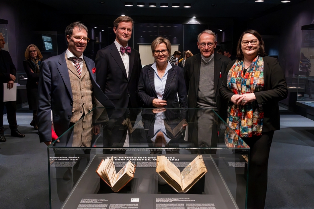 Dr. Martin Hoernes, Dr. Andreas Handschuh, Barbara Klepsch, Prof. Marc-Aeilko Aris und Katrin Stump (v.l.n.r.) bei der Präsentation der beiden Spitzenstücke (Psalter und Kapiteloffiziumsbuch), Foto: Ben Gierig