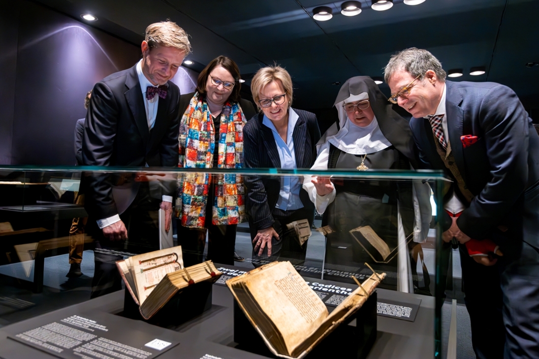 Dr. Andreas Handschuh, Katrin Stump, Barbara Klepsch, Sr. M. Elisabeth Vaterodt OCist und Martin Hoernes, Generalsekretär der Ernst von Siemens Kunststiftung mit den beiden Spitzenstücken der Sammlung