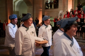 Foto: Einzug der Bäcker des Stollenverbandes Erzgebirge e.V. mit einem »Riesenstollen«.