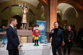 Foto: Ministerpräsident Michael Kretschmer begrüßt den Geschäftsführer des Verbandes Erzgebirgischer Kunsthandwerker und Spielzeughersteller e.V., Frederic Günther.