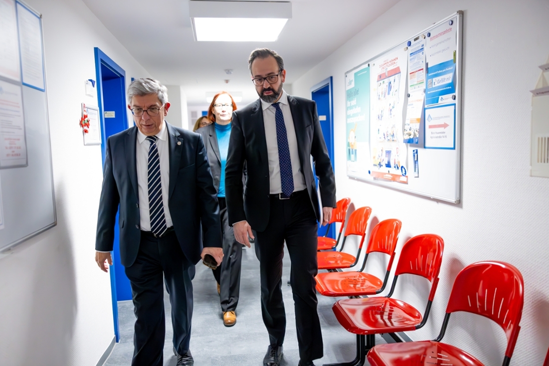 Wissenschaftsminister Sebastian Gemkow (rechts) mit dem Vorsitzenden der Landesrektorenkonferenz Prof. Dr. Klaus-Dieter Barbknecht im Freiberger Wohnheim Agricolastraße