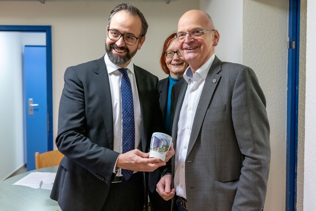 Wissenschaftsminister Sebastian Gemkow (links) mit dem Geschäftsführer des Studentenwerks Freiberg Thomas Schmalz