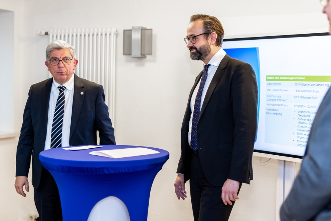 Durch eine Millionenförderung von Bund, Freistaat Sachsen und Studentenwerken können an verschiedenen Hochschulstandorten in Sachsen über 1000 Wohnheimplätze zusätzlich saniert werden. Das gab Wissenschaftsminister Sebastian Gemkow (rechts) heute in Freiberg anlässlich eines Pressetermins gemeinsam mit dem Vorsitzenden der Landesrektorenkonferenz Prof. Dr. Klaus-Dieter Barbknecht bekannt.